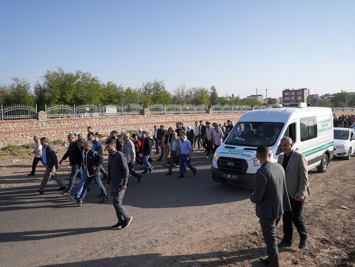 Rojin'in tabutunu kadınlar taşıdı! Gözyaşlarıyla uğurlandı