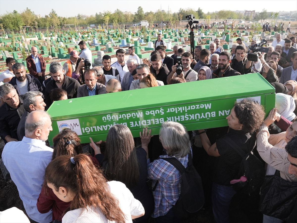 Rojin'in tabutunu kadınlar taşıdı! Gözyaşlarıyla uğurlandı