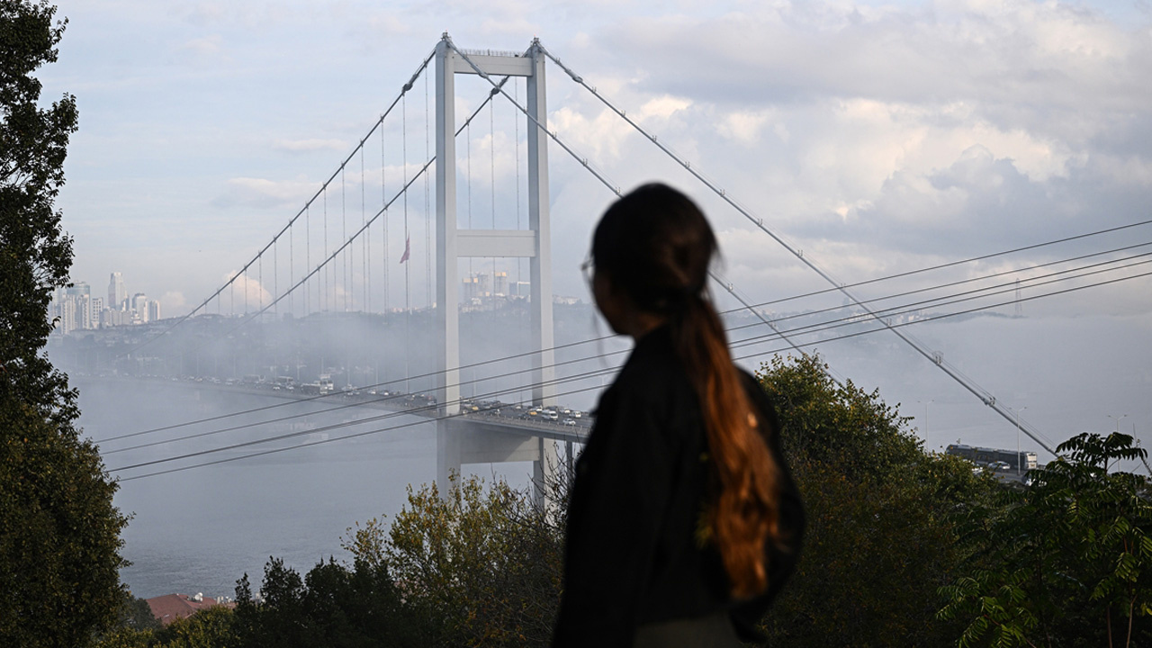 İstanbul'da etkili olan sis nedeniyle trafik yoğunluğu yaşanıyor