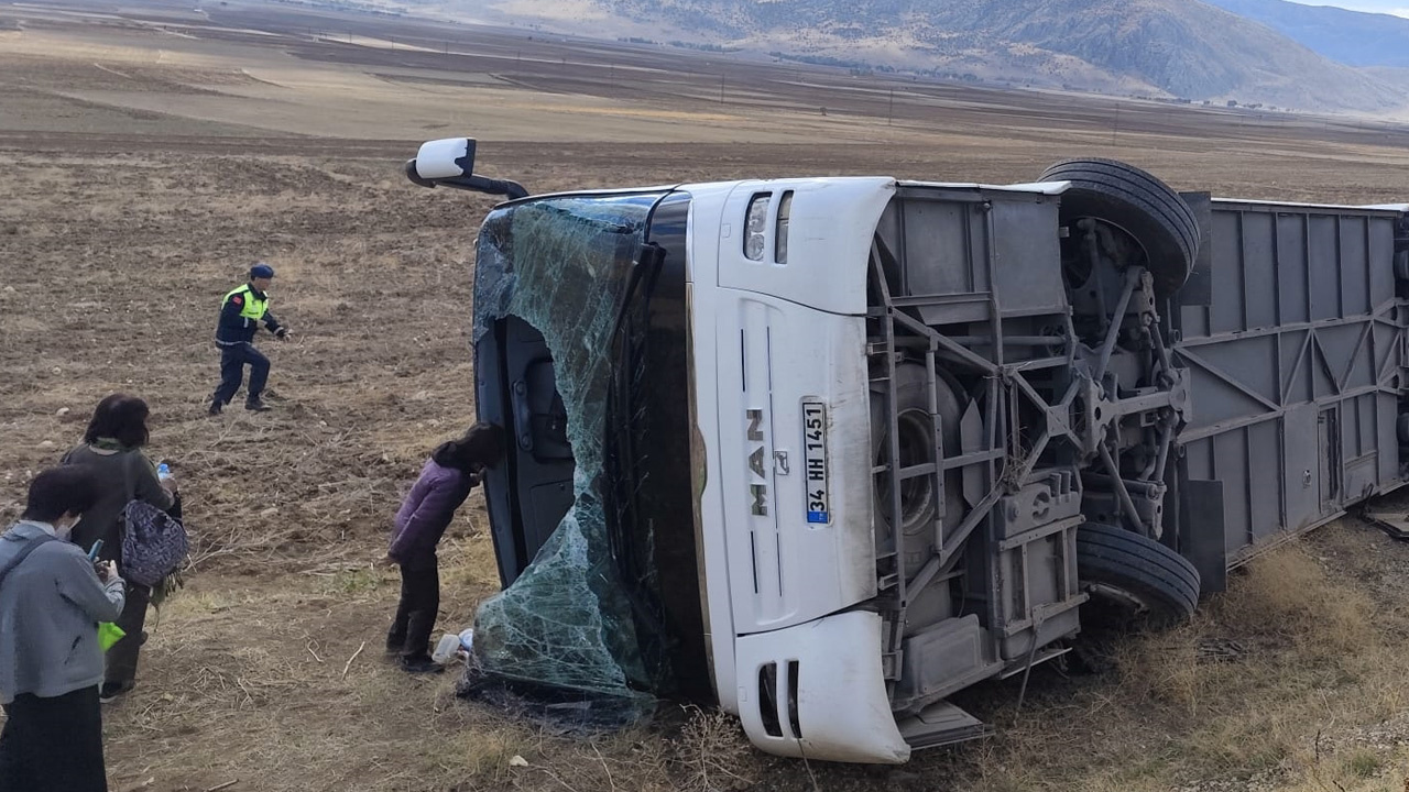 Afyonkarahisar'da turistleri taşıyan tur otobüsü devrildi