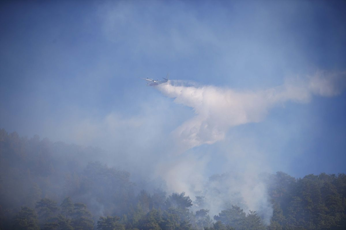 Muğla'daki orman yangınlarında son durum! MSB 5 helikopter görevlendirdi