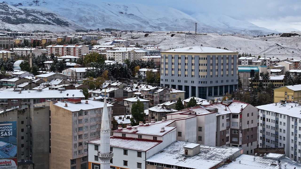 Erzurum şehir merkezine mevsimin ilk karı yağdı