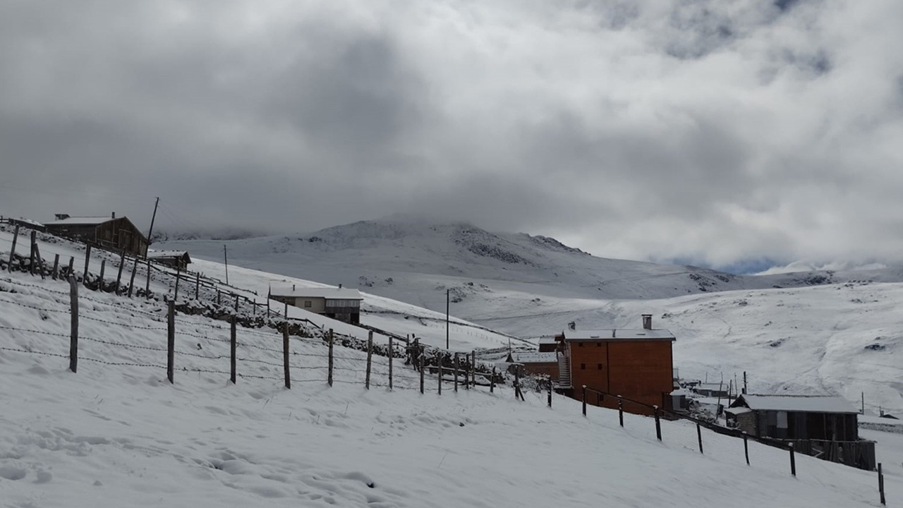 Karadeniz'de 5 ilde yüksek kesimlere kar düştü