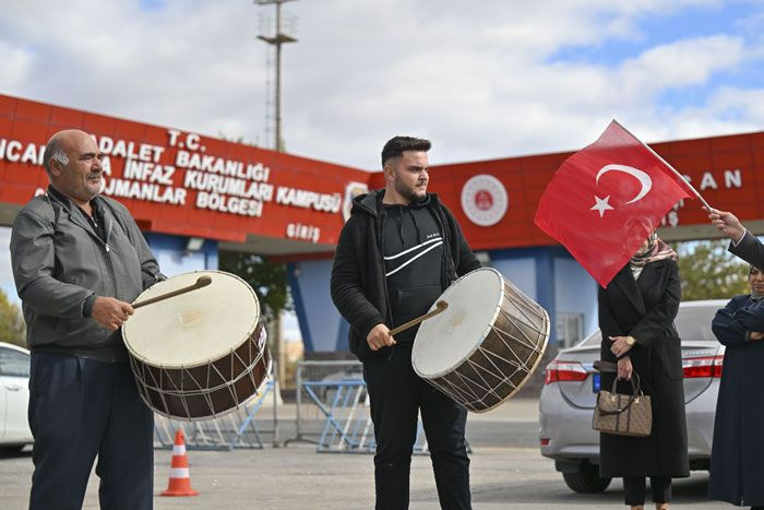 Şehit yakınları, FETÖ elebaşı Gülen'in ölüm haberini davul ve zurna eşliğinde kutladı