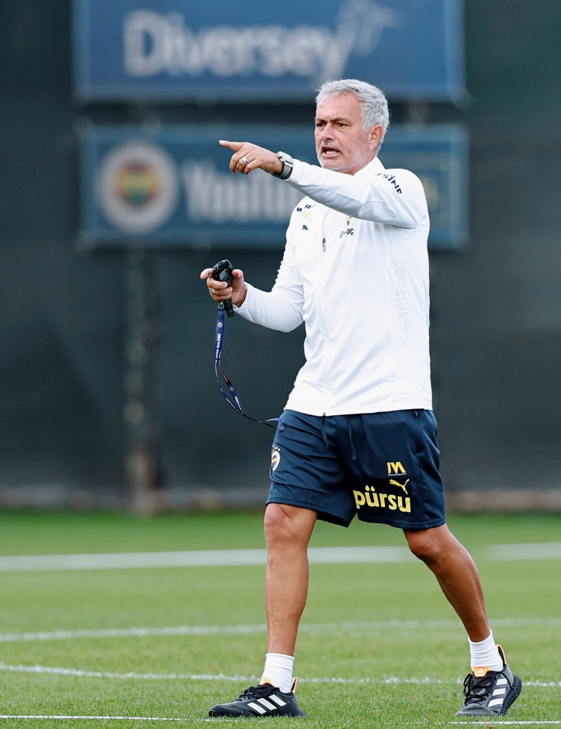 Fenerbahçe teknik direktörü Jose Mourinho'nun tazminat maddesi dudak uçuklatıyor