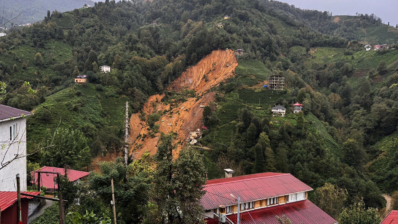 Rize'de heyelan! 2 ev toprak altında kaldı