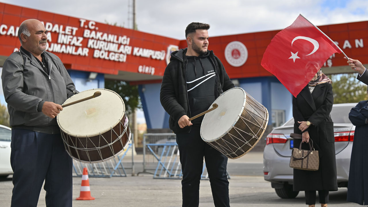 Şehit yakınları, FETÖ elebaşı Gülen'in ölüm haberini davul ve zurna eşliğinde kutladı