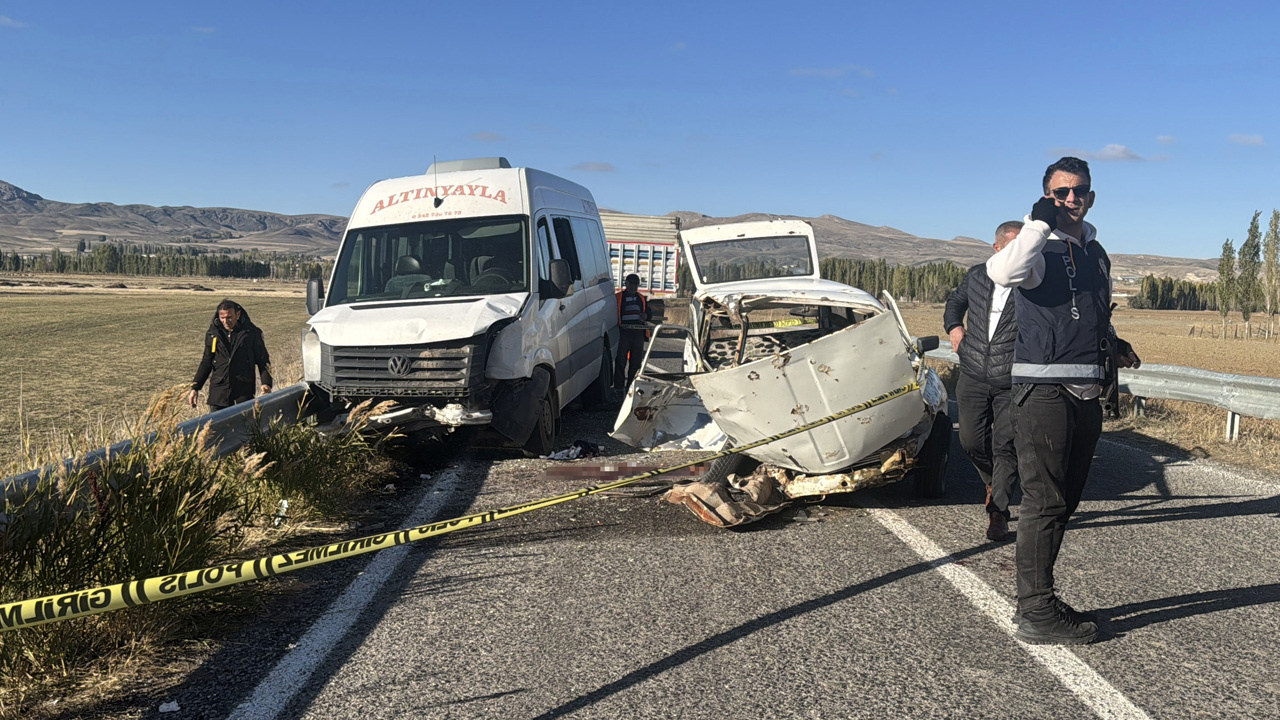 Sivas'ta minibüsle otomobilin çarpışması sonucu 1 kişi öldü, 3 kişi yaralandı