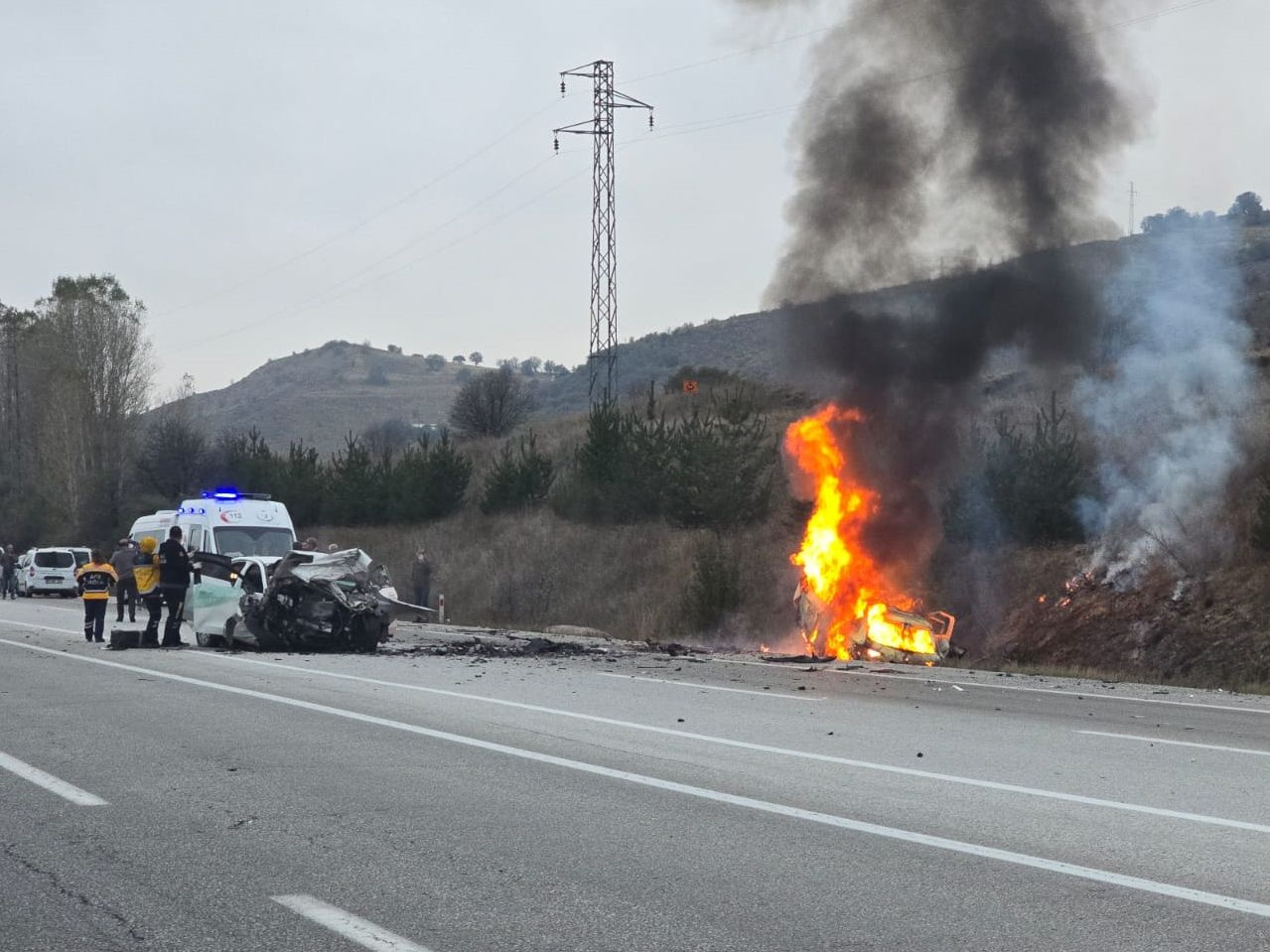 Erzincan'da iki otomobil çarpıştı! Feci kazada 5 kişi hayatını kaybetti