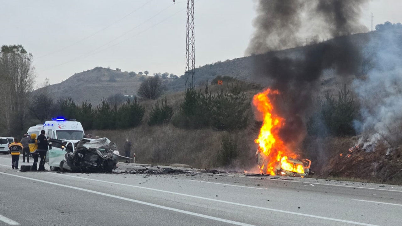 Erzincan'da iki otomobil çarpıştı! Feci kazada 5 kişi hayatını kaybetti