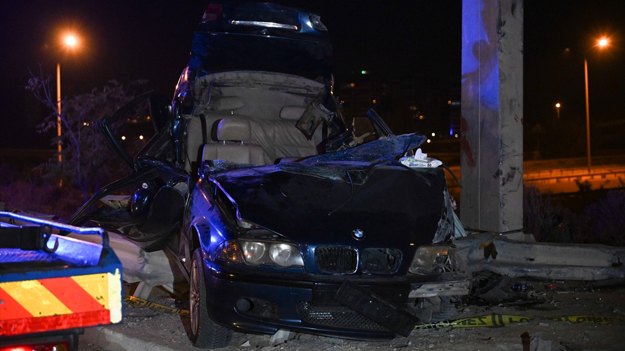 Ankara'da feci kaza! Direğe çarpan araçtaki 4 kişi hayatını kaybetti