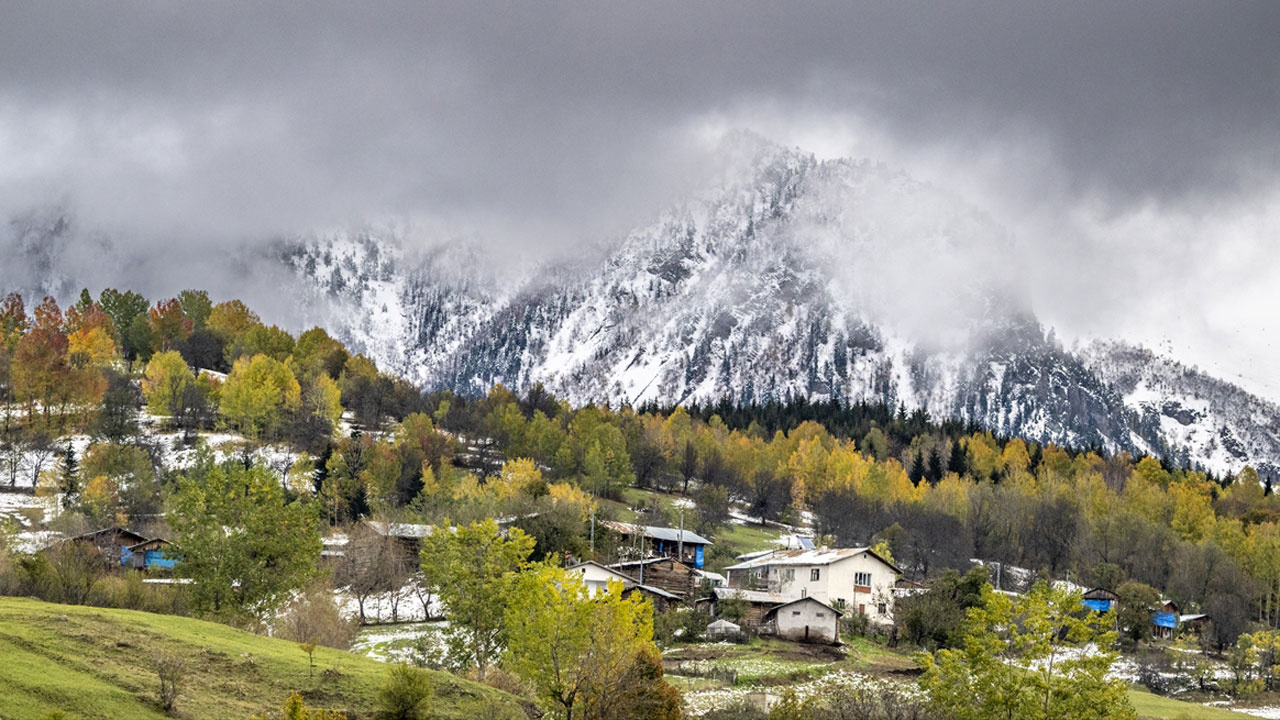 Artvin'de sonbahar ve kış aynı karede buluştu