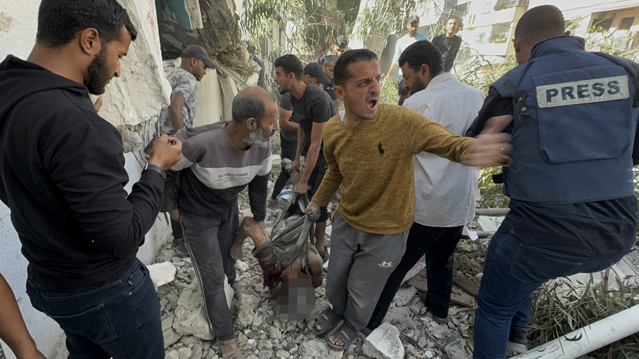 İsrail, Gazze'de yerlerinden edilenlerin sığındığı BM okulunu üçüncü kez bombaladı