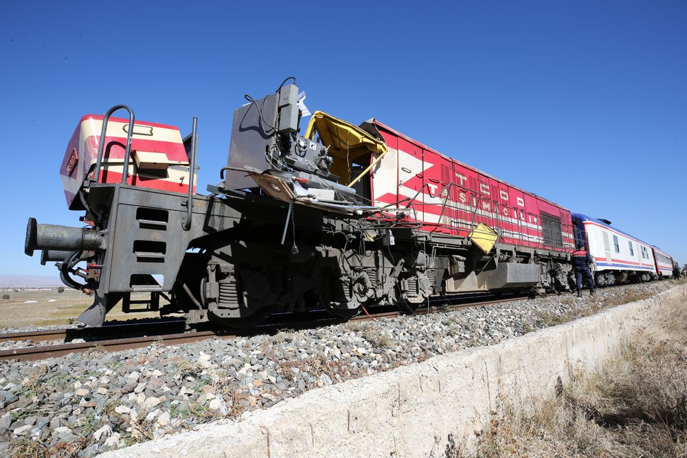 Yolcu treni beton pompasına çarptı! Makinist kabini gövdeden ayrıldı,  ölü ve yaralılar var