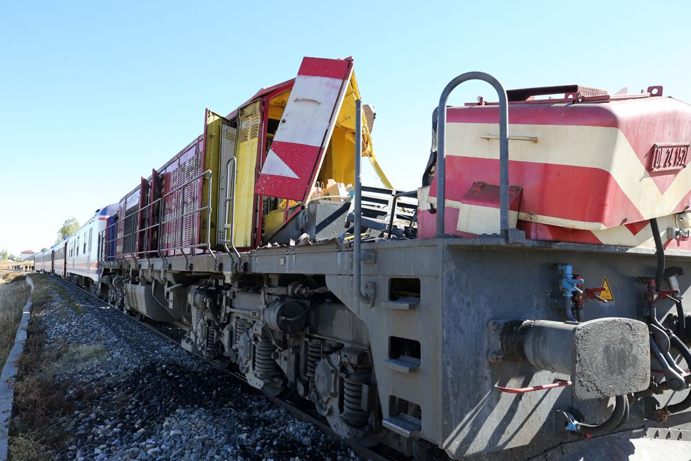 Yolcu treni beton pompasına çarptı! Makinist kabini gövdeden ayrıldı,  ölü ve yaralılar var