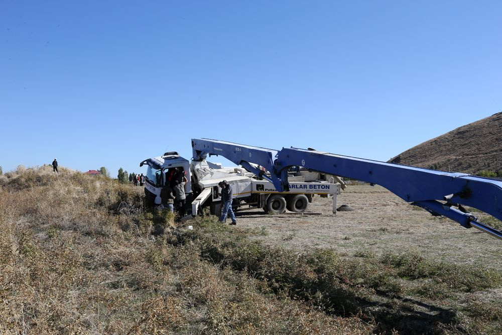 Yolcu treni beton pompasına çarptı! Makinist kabini gövdeden ayrıldı,  ölü ve yaralılar var