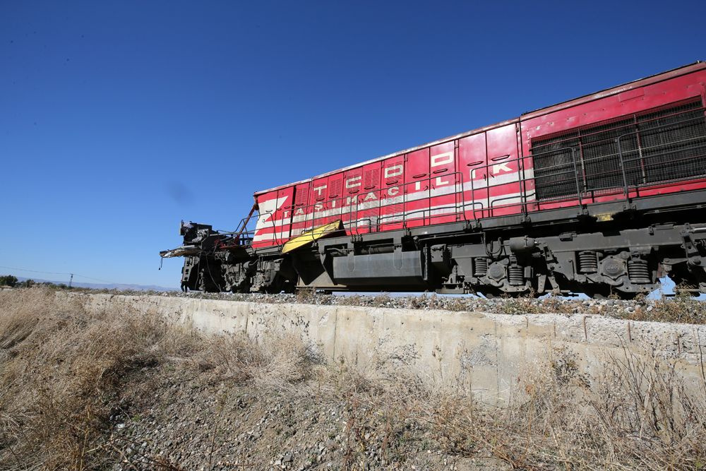 Yolcu treni beton pompasına çarptı! Makinist kabini gövdeden ayrıldı,  ölü ve yaralılar var