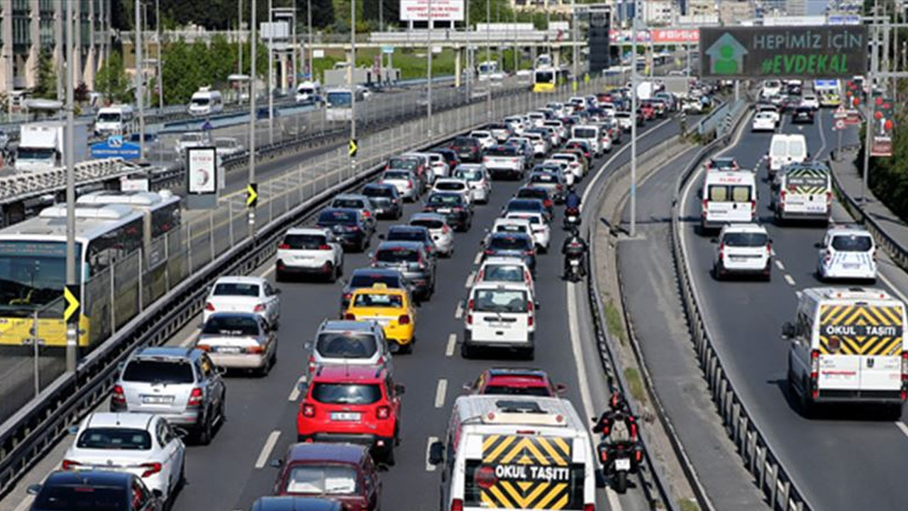 Bayram tatili başladı, trafik felç oldu! İstanbul'da son durum