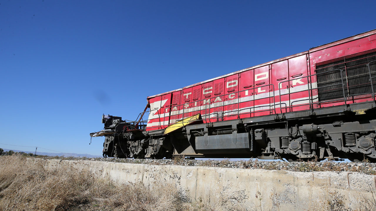 Yolcu treni beton pompasına çarptı! Makinist kabini gövdeden ayrıldı,  ölü ve yaralılar var