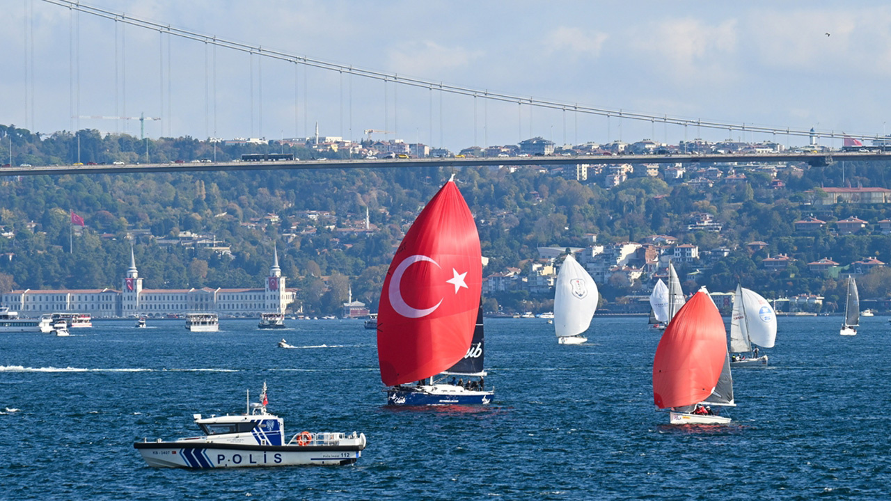 İstanbul Boğazı'ndaki yat yarışları nedeniyle yapılamayan vapur seferleri normale döndü