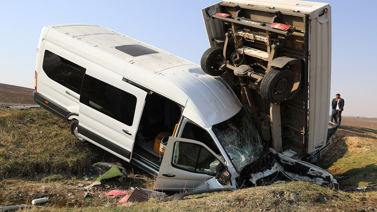 Diyarbakır'da feci kaza! 15'i öğretmen 17 kişi yaralandı