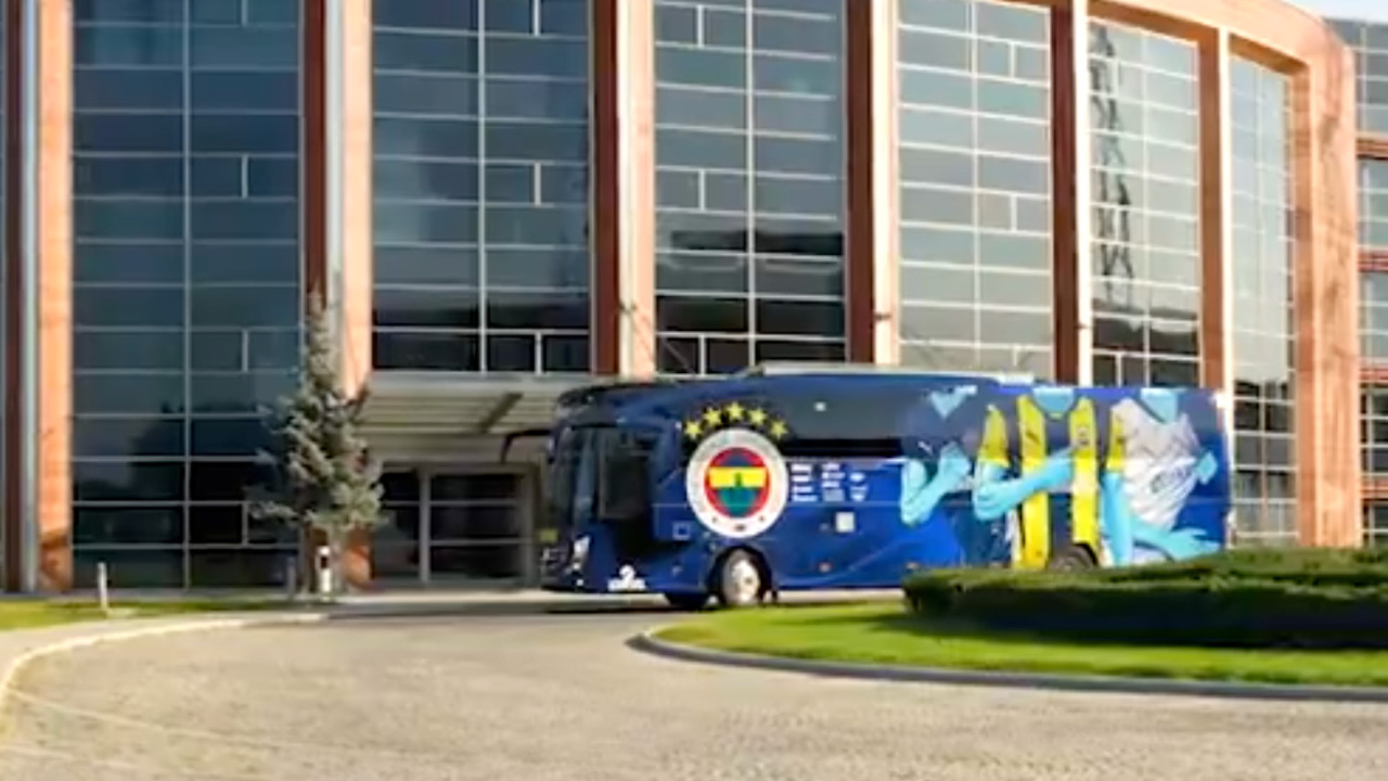 Fenerbahçe Futbol A Takımı, yeni otobüsünü teslim aldı