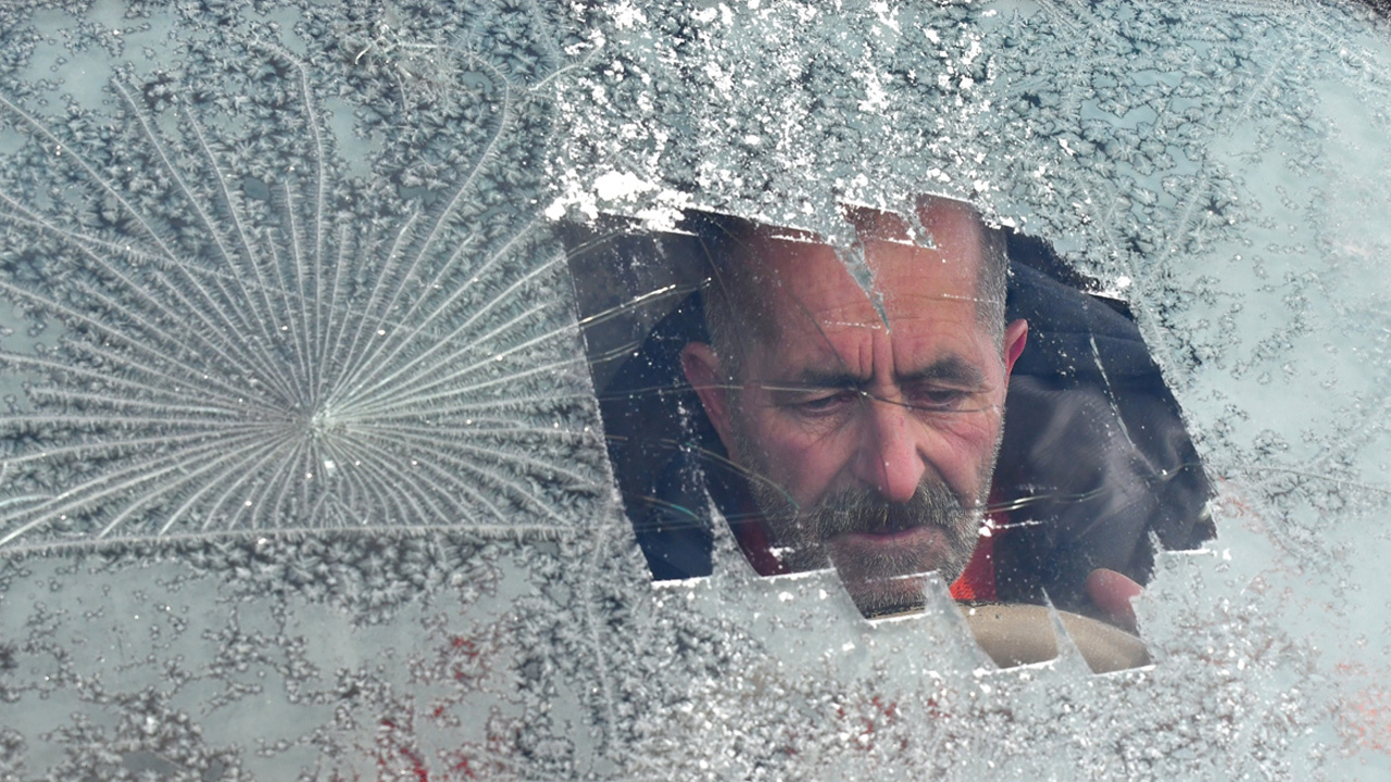 Kars ile Ardahan'da soğuk hava ve kırağı etkili oldu