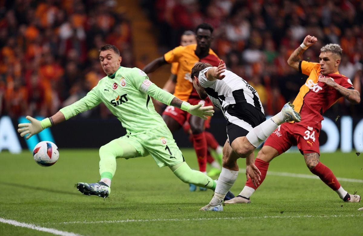 Fernando Muslera, Galatasaray'dan ayrılacak mı? Kesin kararını yönetime iletti