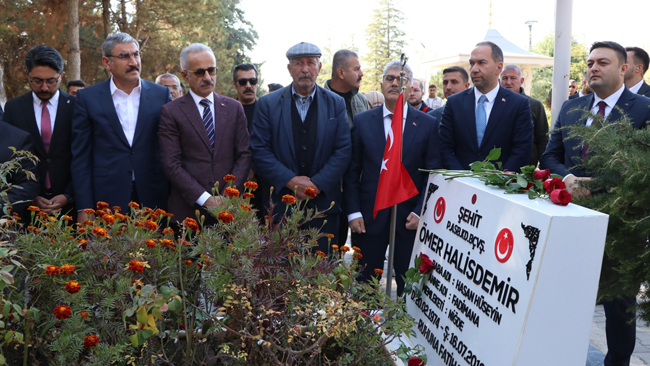 Bakan Uraloğlu, şehit Ömer Halisdemir'in kabrini ziyaret etti