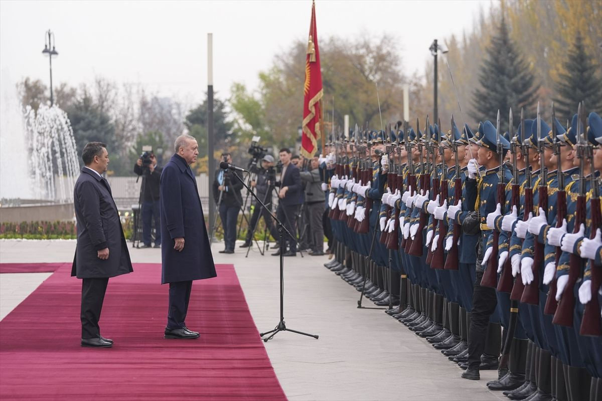 Cumhurbaşkanı Erdoğan, Bişkek'te resmi törenle karşılandı