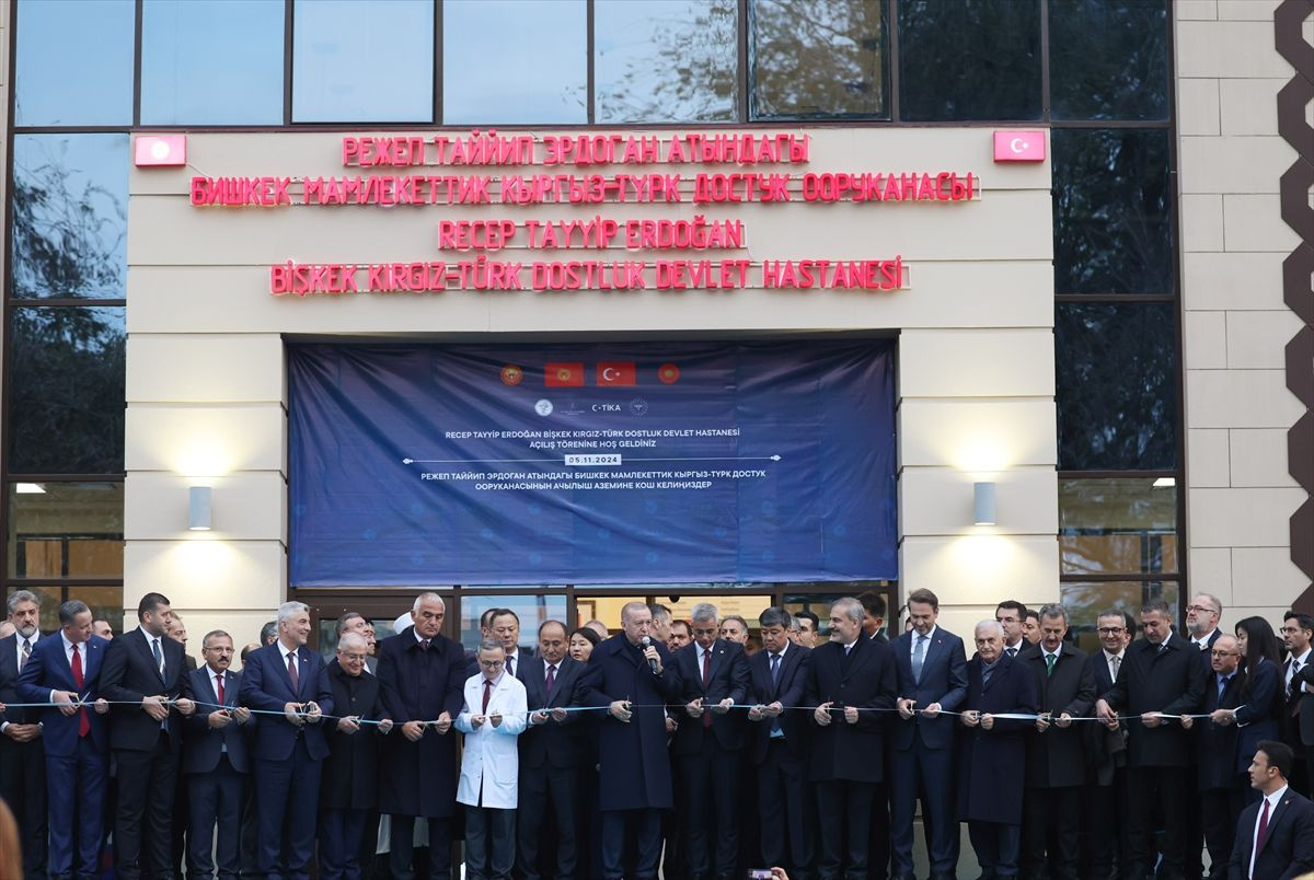 Cumhurbaşkanı Erdoğan, Kırgızistan'da kendi isminin verildiği hastanenin açılışını yaptı