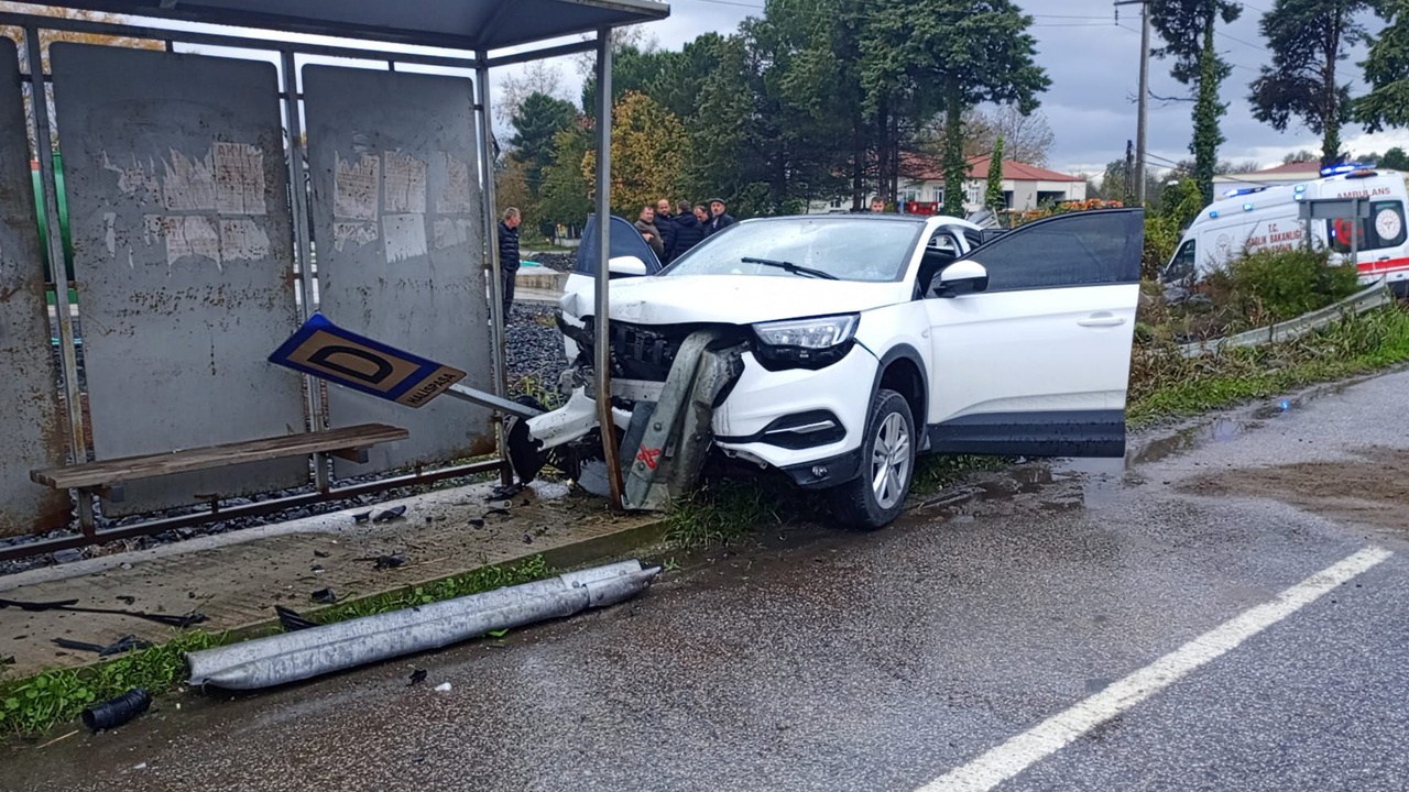 Samsun'da bariyere çarpan cipin sürücüsü öldü, eşi yaralandı