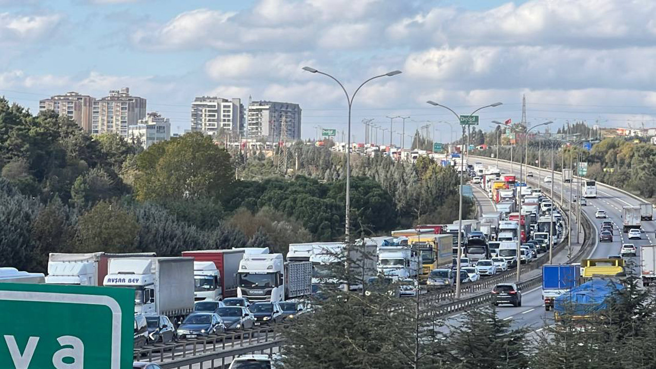 Anadolu Otoyolu'nun Kocaeli kesiminde kamyon devrildi: Trafik felç oldu