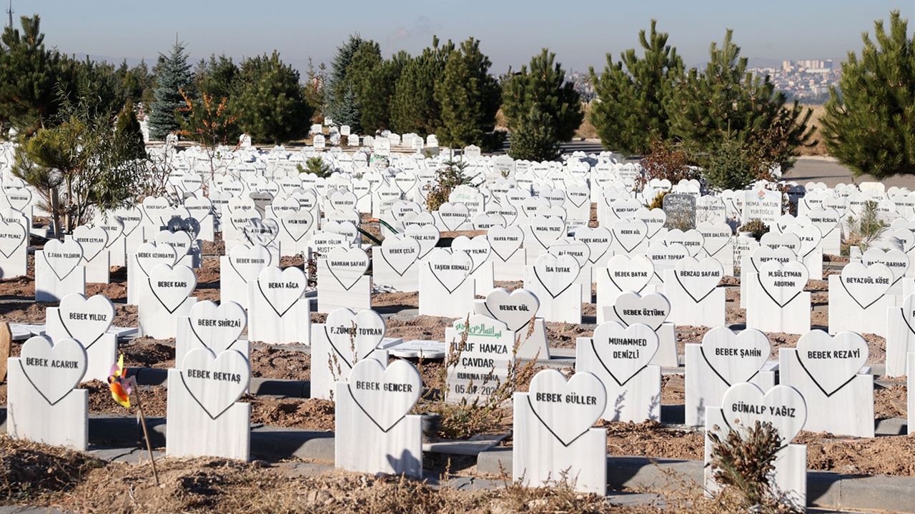 Sivas'ta arazide cesedi bulunan bebeğin mezar taşına bu yazı yazıldı