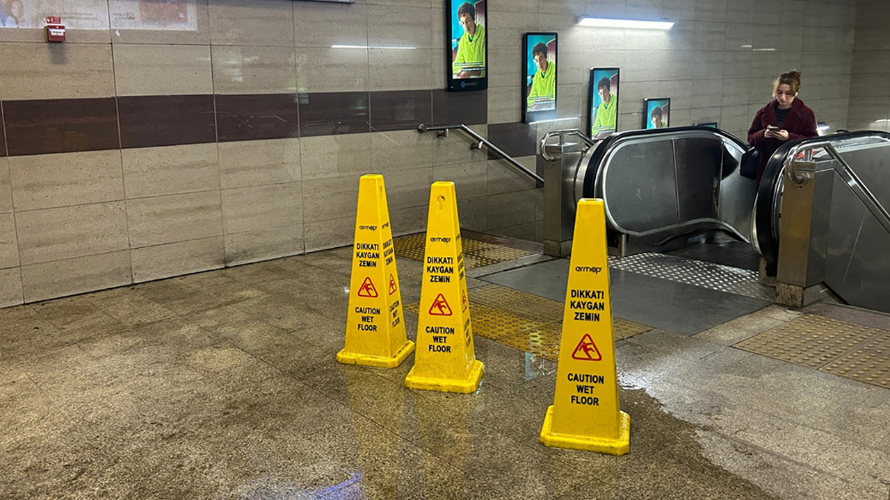 Taksim Meydanı'nda patlayan borudan fışkıran su metro istasyonuna aktı