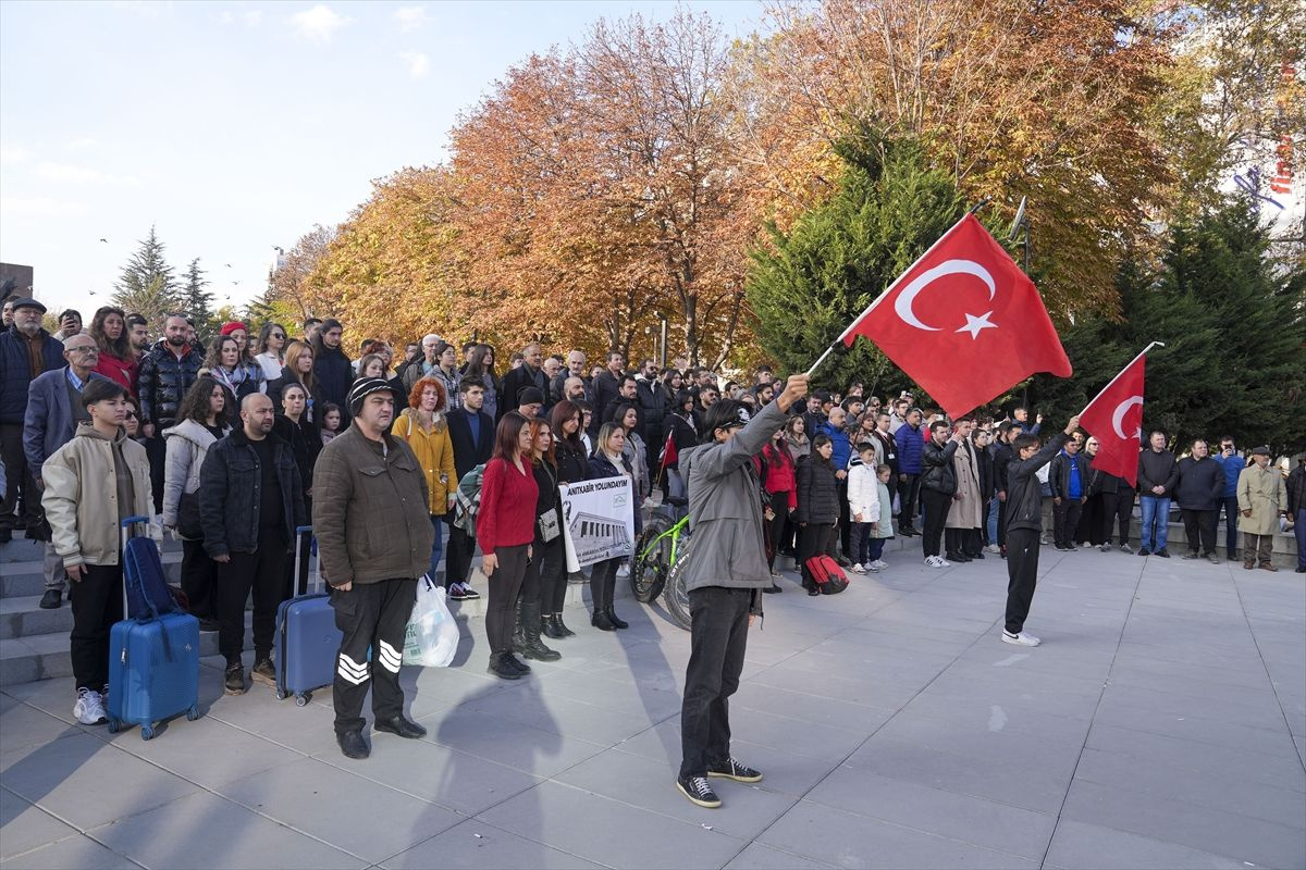Türkiye'de 9.05'te hayat durdu! Ata'ya 1 dakikalık saygı duruşu