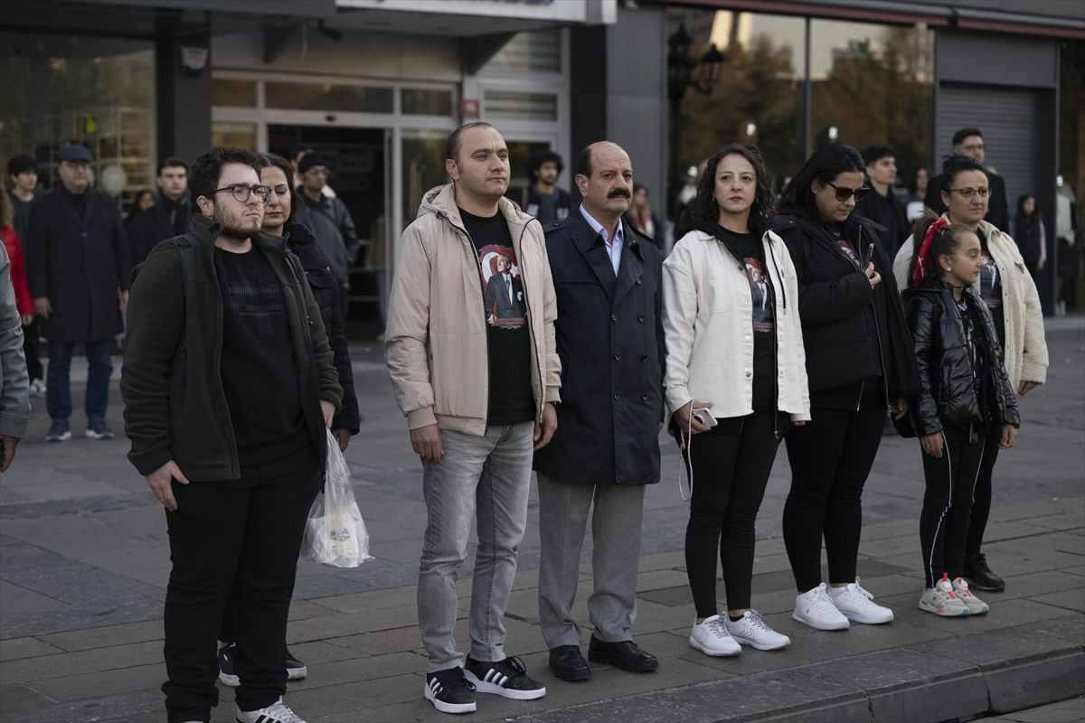 Türkiye'de 9.05'te hayat durdu! Ata'ya 1 dakikalık saygı duruşu