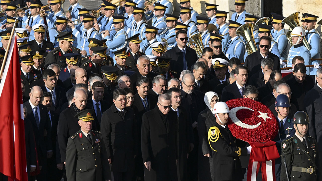 Cumhurbaşkanı Erdoğan'ın başkanlığındaki devlet erkanı Anıtkabir'de