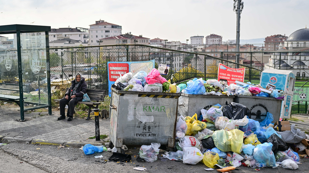 Maltepe'de sokaklarda çöp yığınları oluştu! ilçe sakinleri belediyeye tepki gösterdi