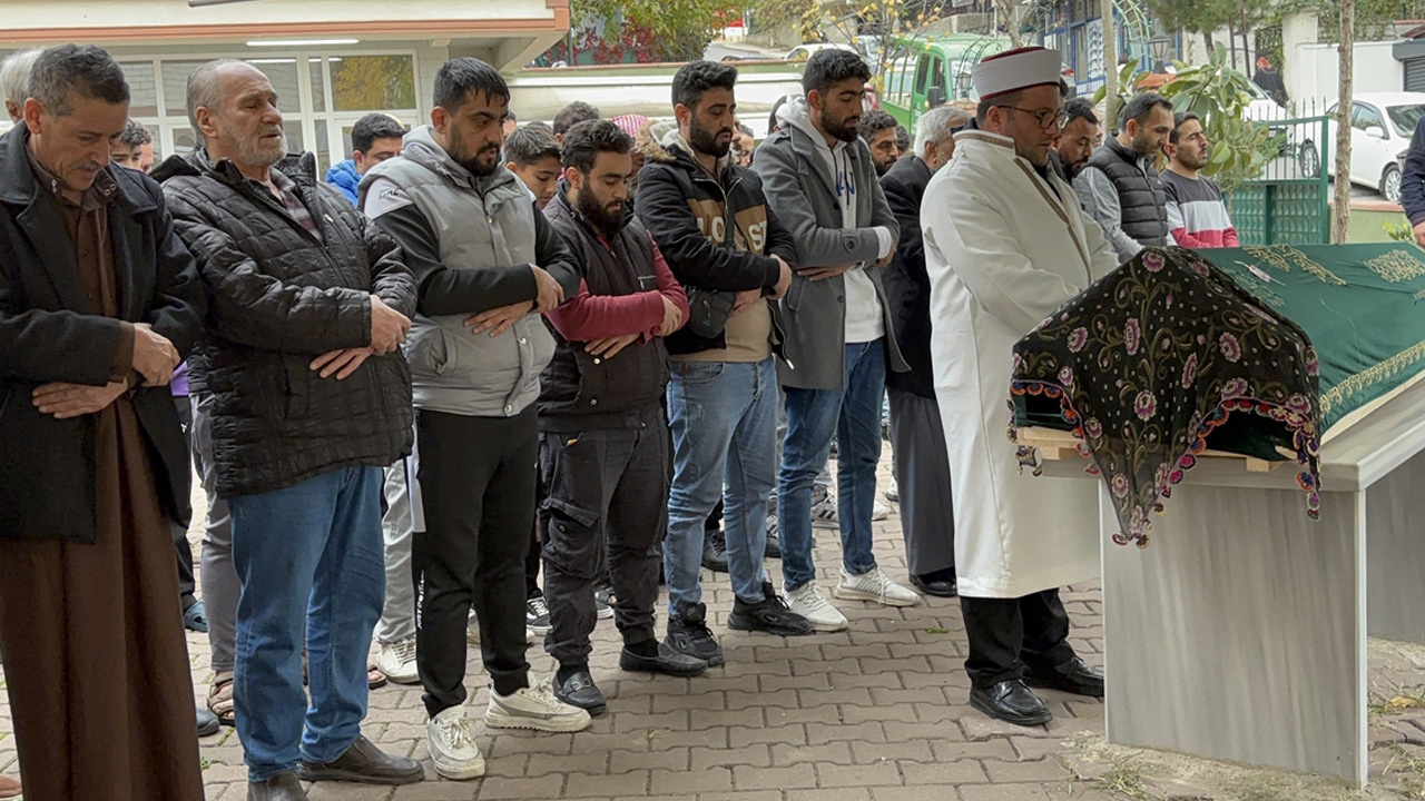 Sancaktepe'de İETT otobüsünün çarpması sonucu ölen çocuğun cenazesi defnedildi