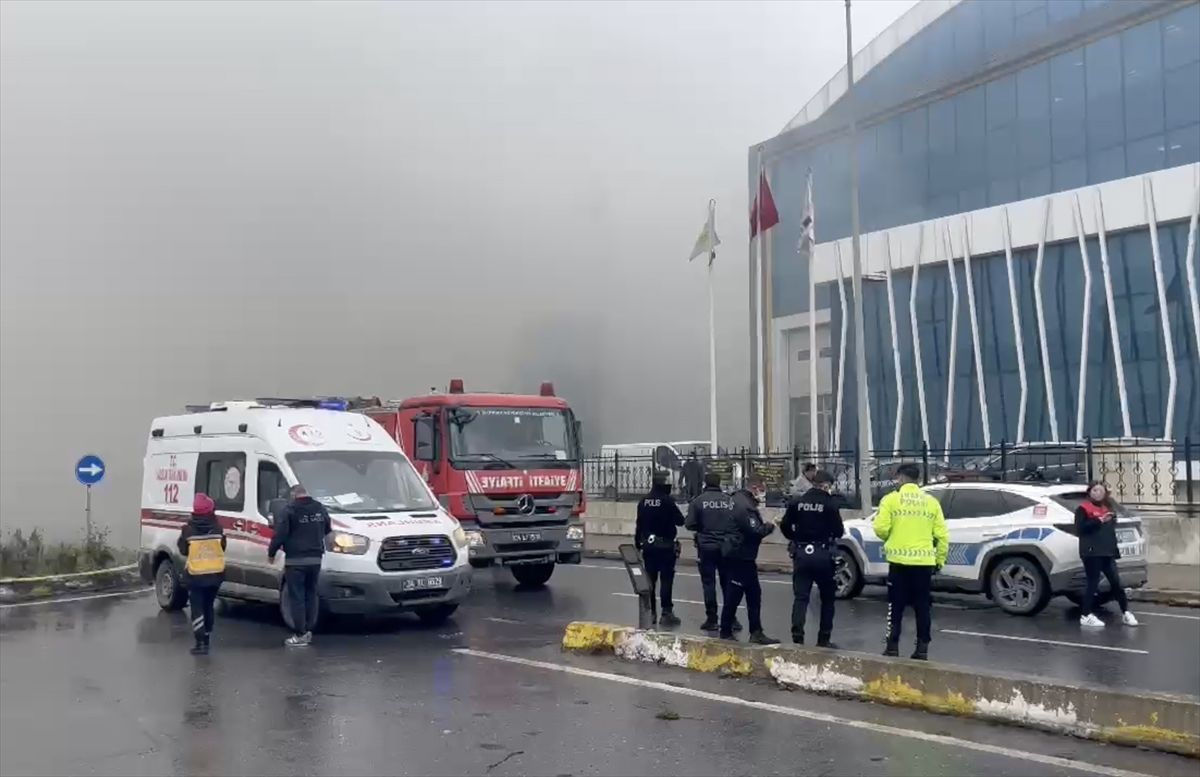 Esenyurt'ta fabrika yangını! Çalışanlar tahliye edildi, 10 kişi dumandan etkilendi