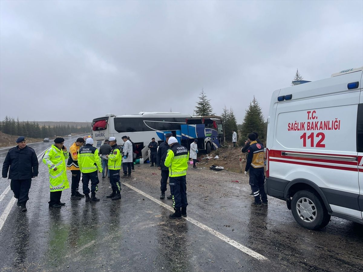 Eskişehir'de yolcu otobüsü kaza yaptı! Ölü ve yaralılar var