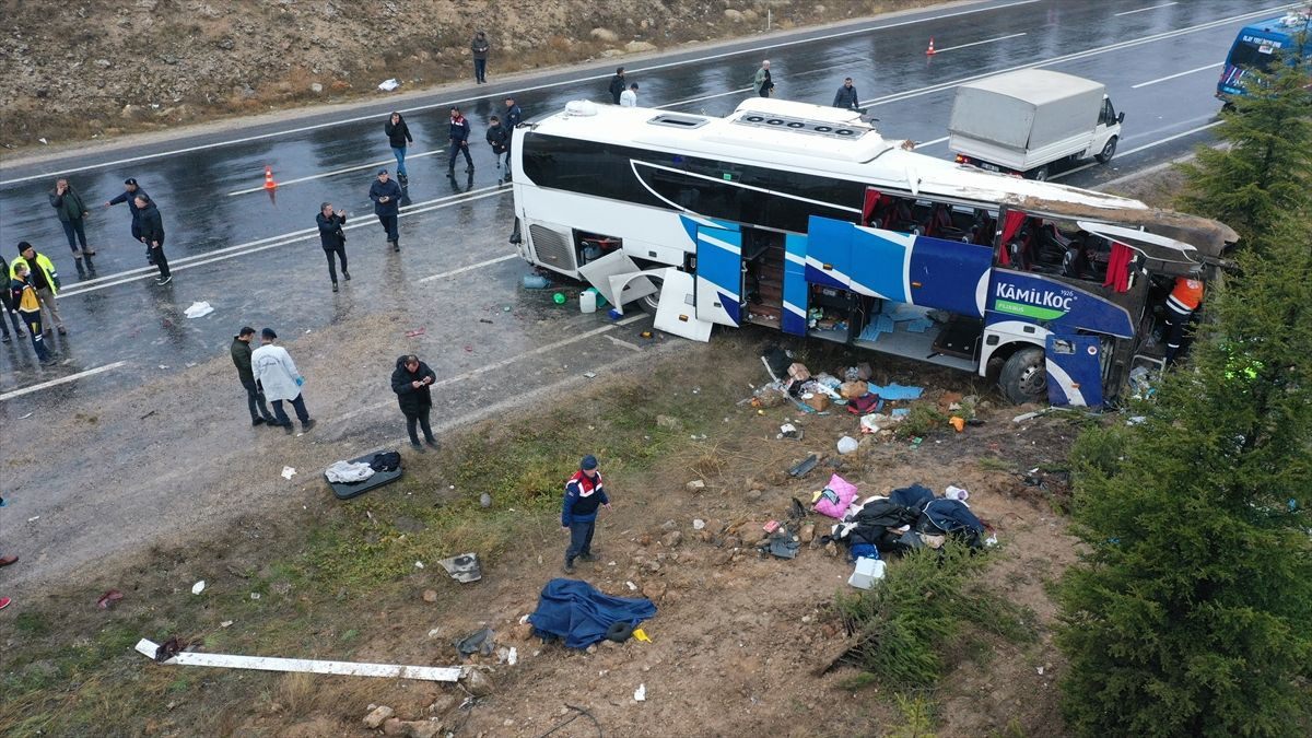 Eskişehir'de yolcu otobüsü kaza yaptı! Ölü ve yaralılar var