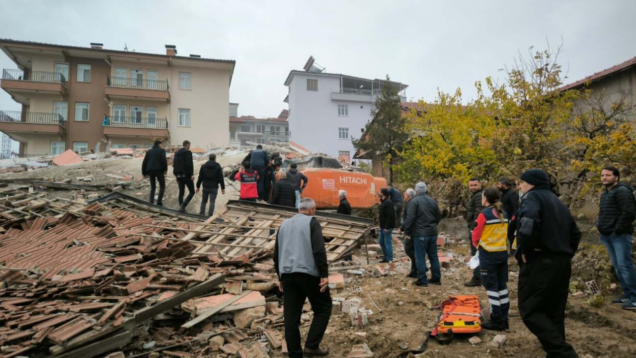 Malatya'da bina yıkımı sırasında göçük! 1 işçi enkazdan kurtarıldı