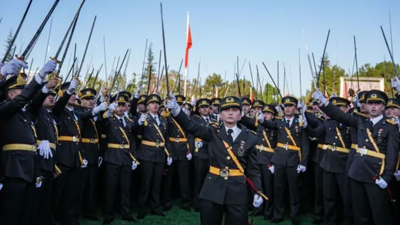 Korsan yeminde kılıç çeken teğmenler hakkında flaş gelişme