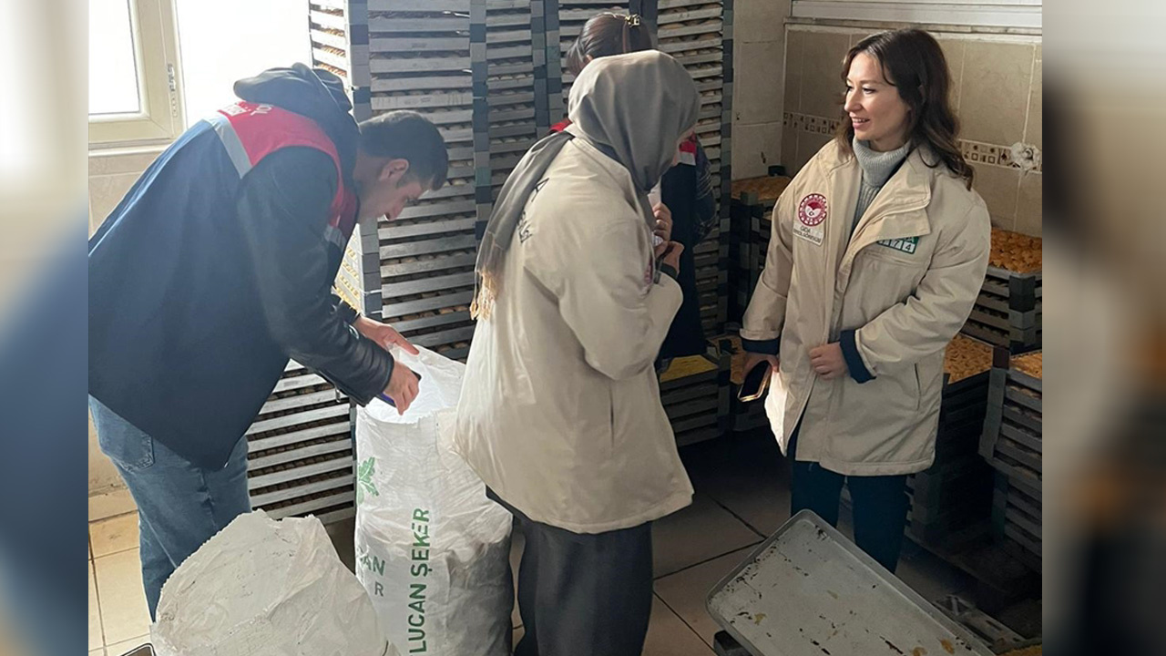 Şanlıurfa'da iki ton bozuk tatlı ile kuru yemiş ele geçirildi