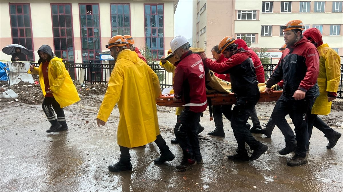 Rize Çayeli'de heyelan! Ölü ve yaralılar var