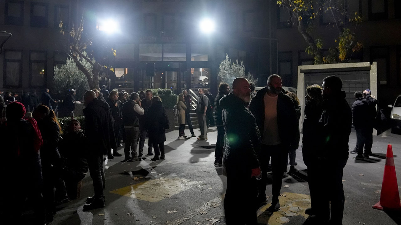 Kadıköy Belediyesi işçilerinin aldığı grev kararı bir dakika sürdü