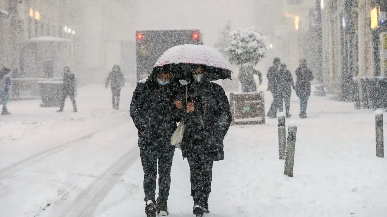 Süprizleri seversin İstanbul dedi kar tarihi açıkladı! Lapa lapa kar yağacak kuvvetli geliyor!