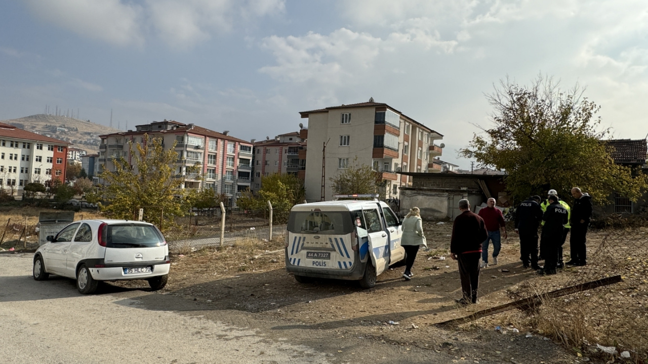 Malatya'da korkunç kaza: Otomobil yayaların arasına daldı